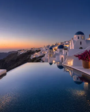 Piscine d'hôtel à Santorin